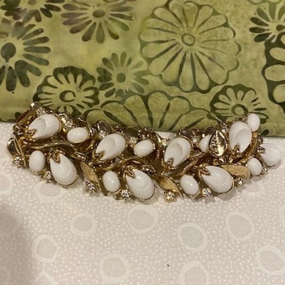 VTG CROWN TRIFARI White Thermoset Rhinestone Gold Leaf Link BRACELET - Picture 6 of 9